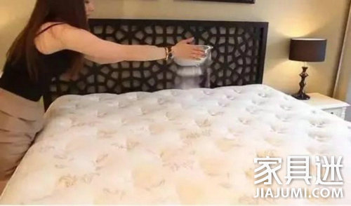 用小苏打粉清洁床垫